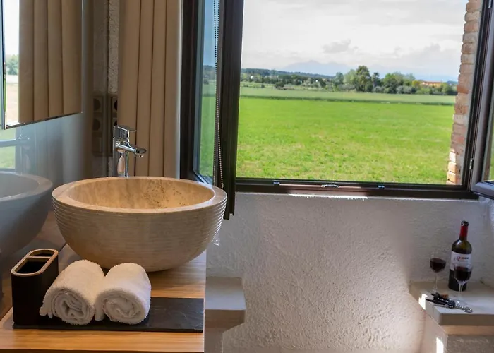 Somnis De L'emporda Bed & Breakfast 4*